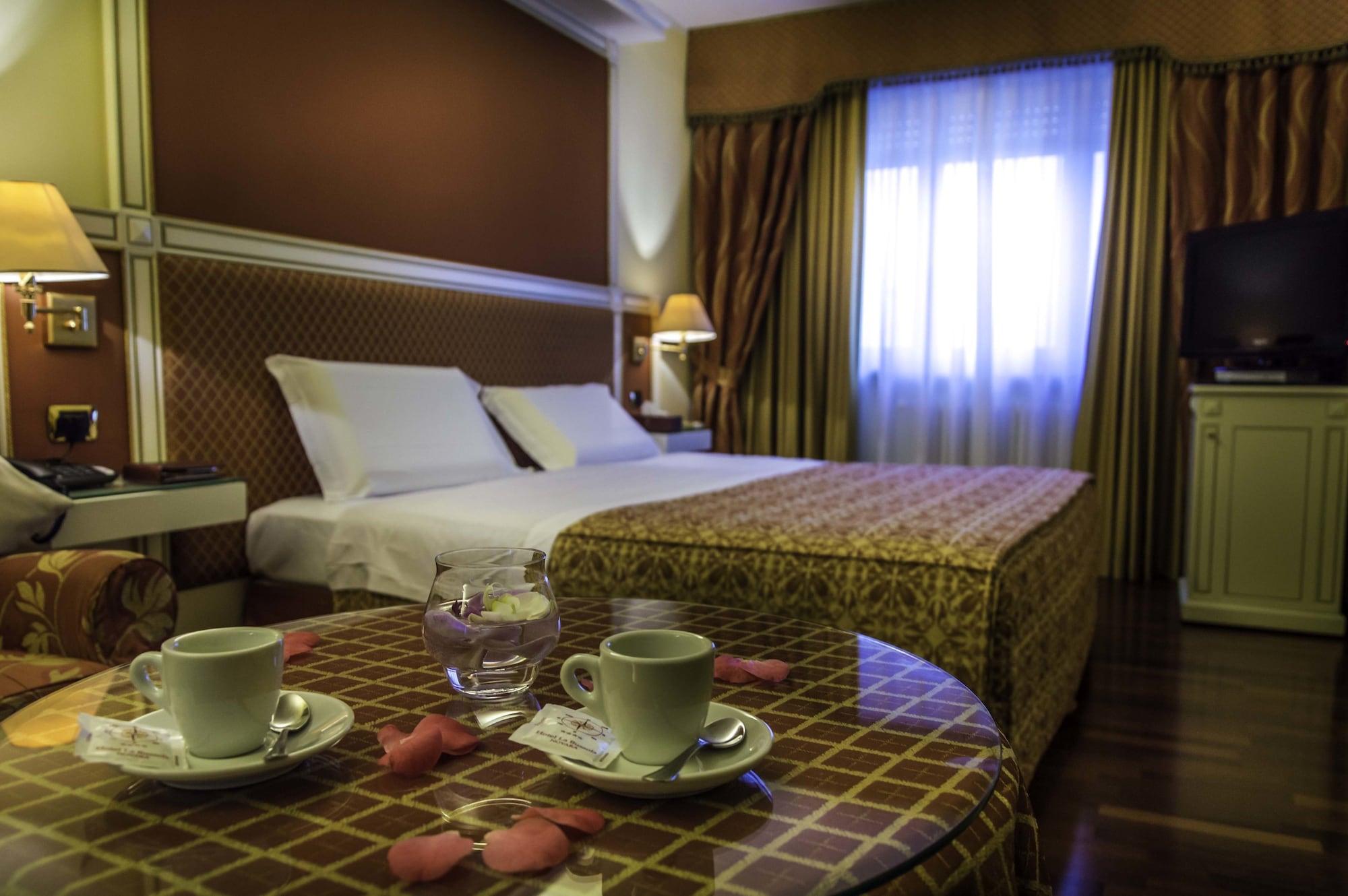 Hotel La Bussola Новара Экстерьер фото