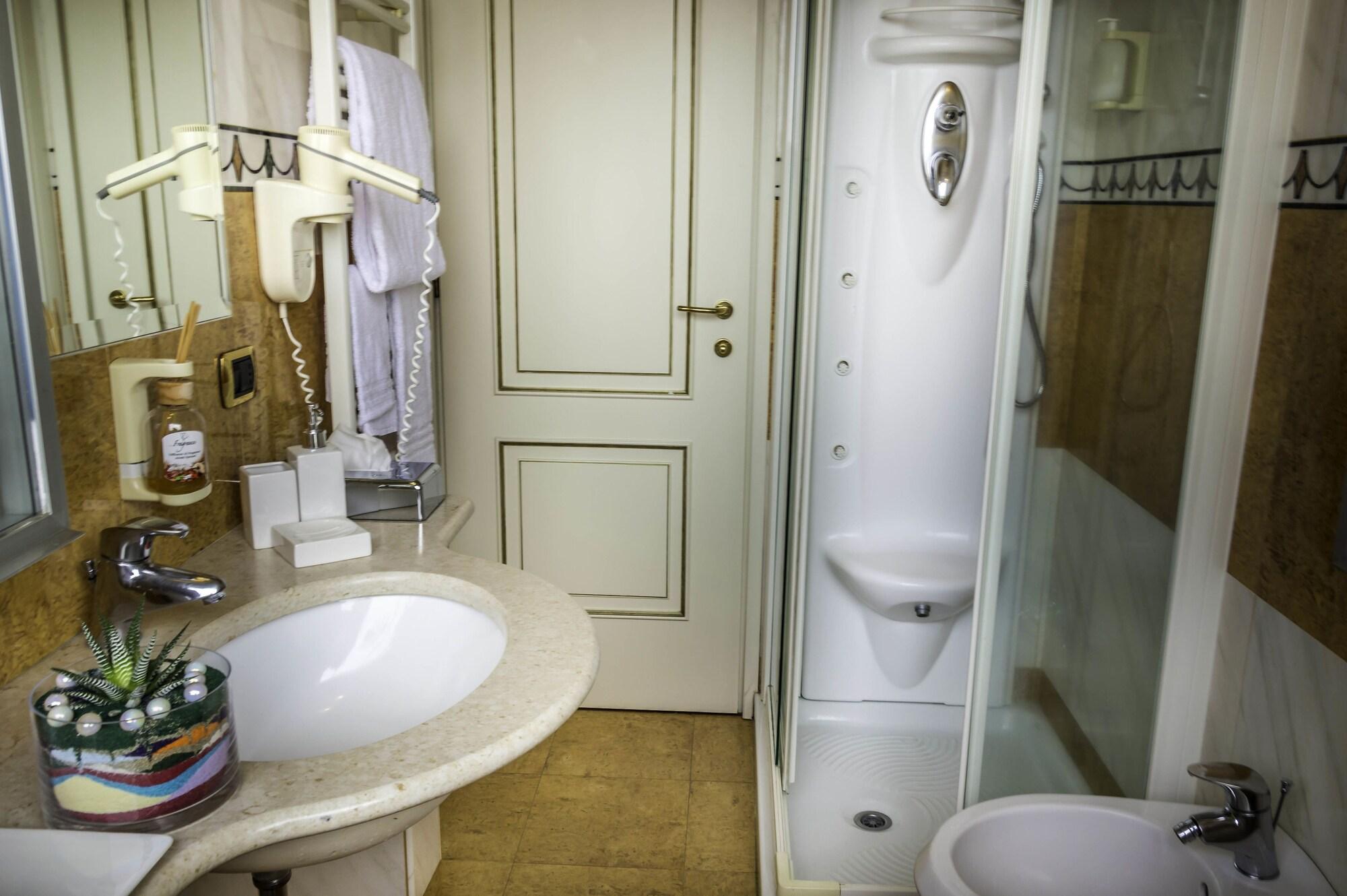 Hotel La Bussola Новара Экстерьер фото