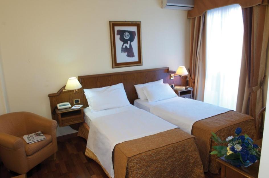 Hotel La Bussola Новара Экстерьер фото