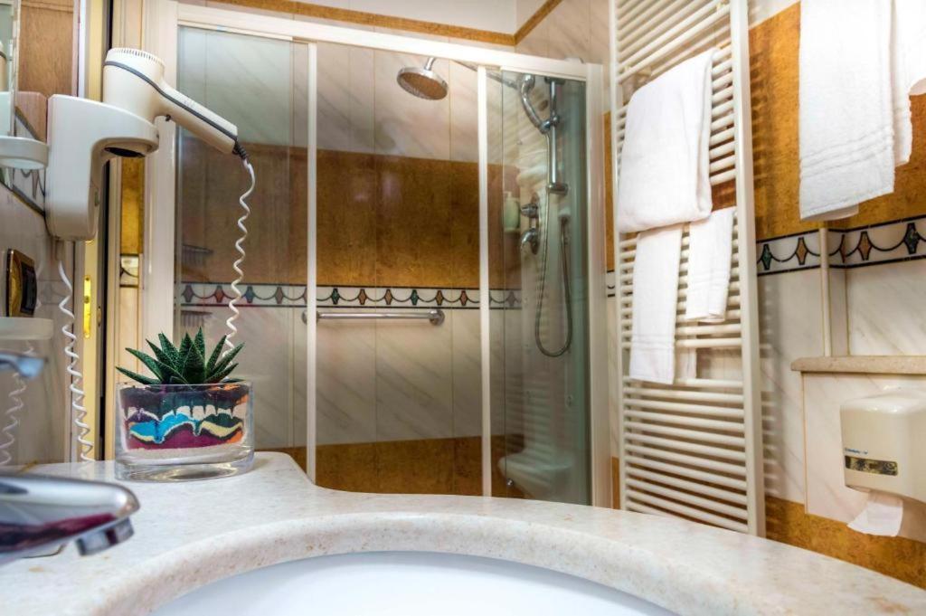 Hotel La Bussola Новара Экстерьер фото