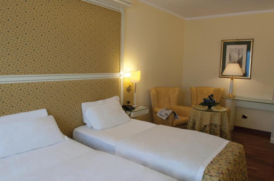 Hotel La Bussola Новара Экстерьер фото
