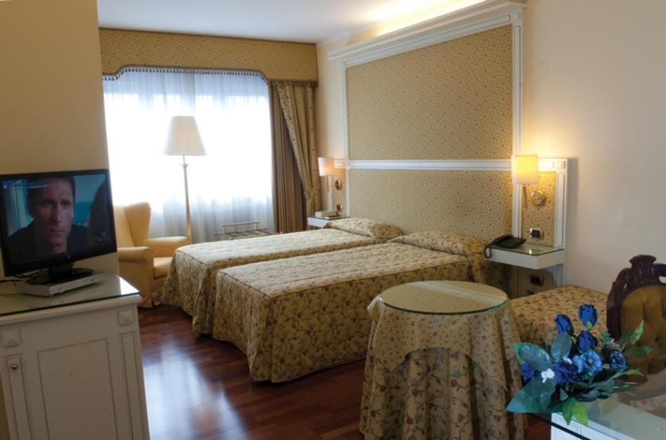 Hotel La Bussola Новара Экстерьер фото