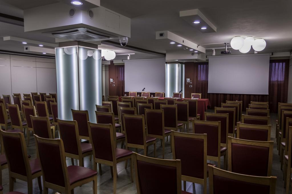 Hotel La Bussola Новара Экстерьер фото