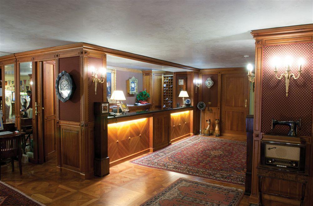 Hotel La Bussola Новара Экстерьер фото