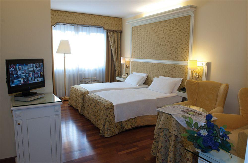 Hotel La Bussola Новара Экстерьер фото