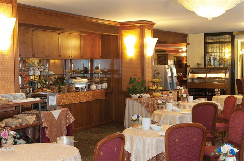 Hotel La Bussola Новара Экстерьер фото