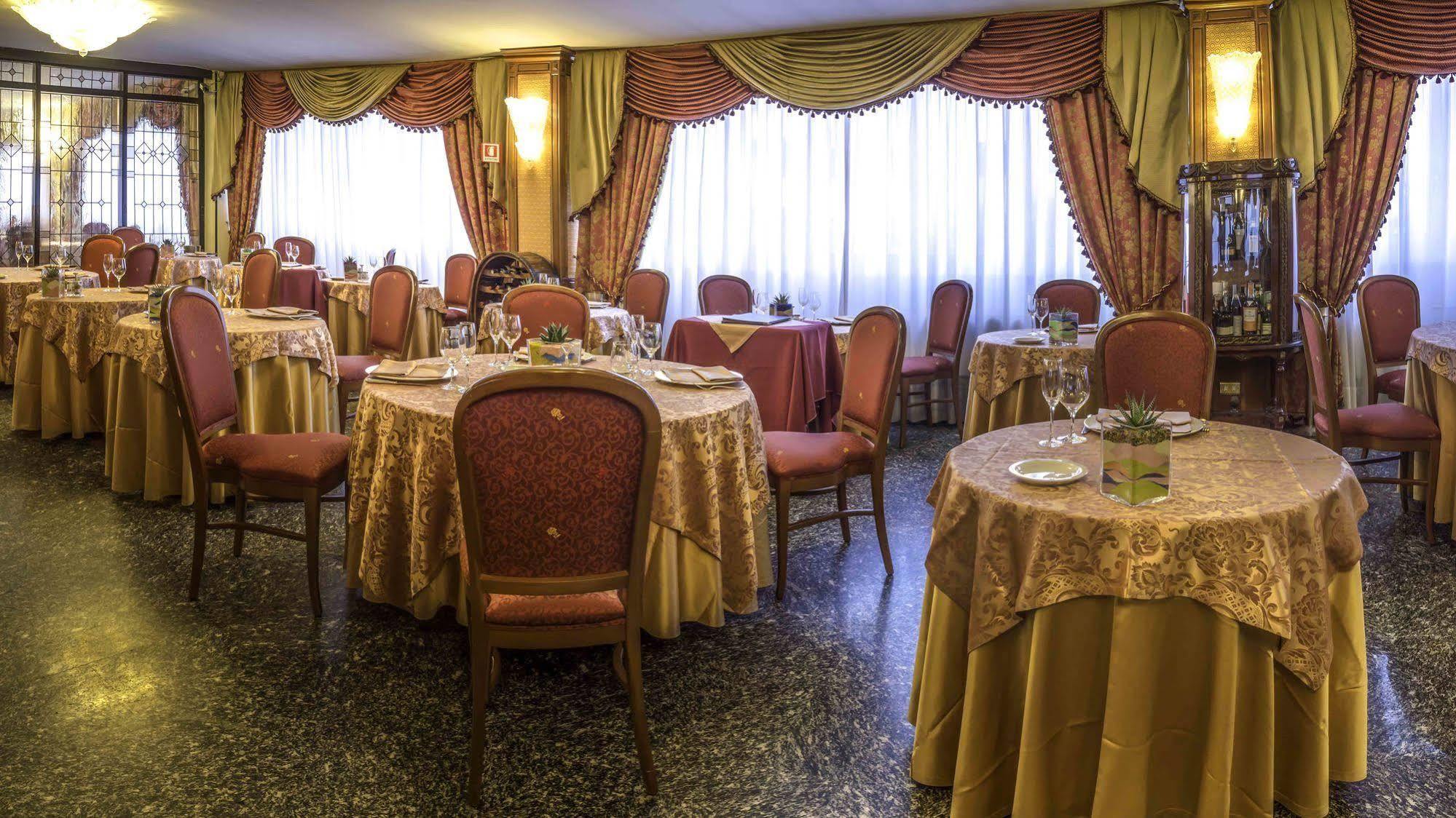 Hotel La Bussola Новара Экстерьер фото