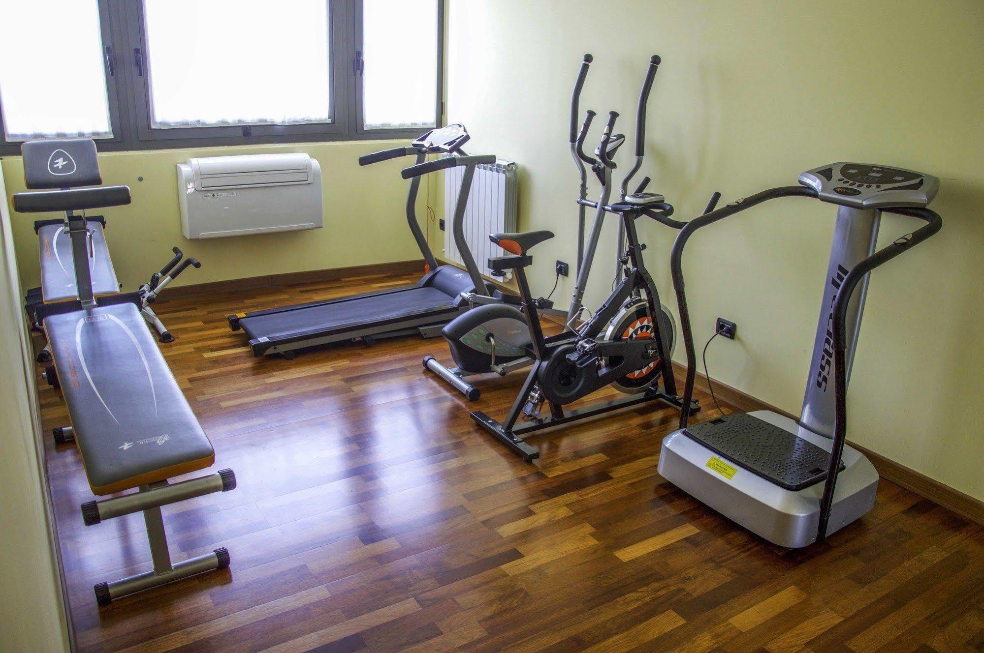 Hotel La Bussola Новара Экстерьер фото